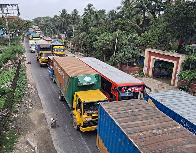 ঢাকা-চট্টগ্রাম মহাসড়কে ৩০ ঘন্টা ধরে যানজট
